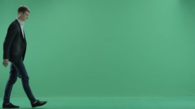 bir erkekle şemsiye