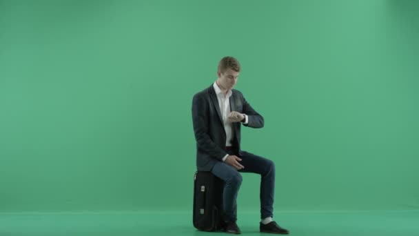 Homem com uma mala — Vídeo de Stock