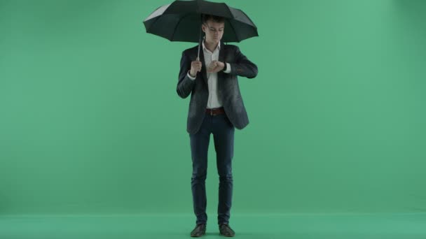 A man with umbrella — Stock Video