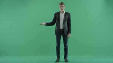 işadamı bir şey tutuyor