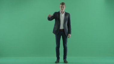 işadamı gösterir başparmak aşağı