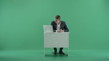 plaing telefonda işadamıdır