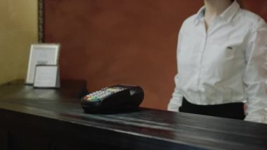 Otel Resepsiyon için ödeme iş kadınları