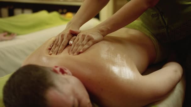 Rückenmassage im Wellnessbereich — Stockvideo