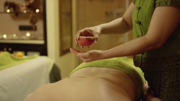 Huile d'aromathérapie massage — Video