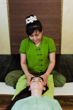 Masaj yaptırdığım genç çekici kadın