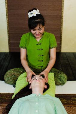 Masaj yaptırdığım genç çekici kadın