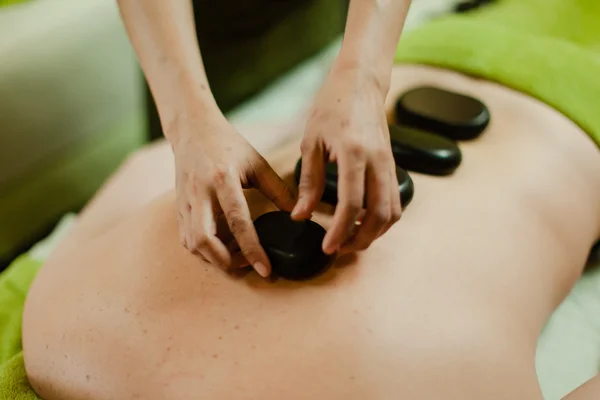 Close up de mãos fazendo massagem de pedra — Fotografia de Stock