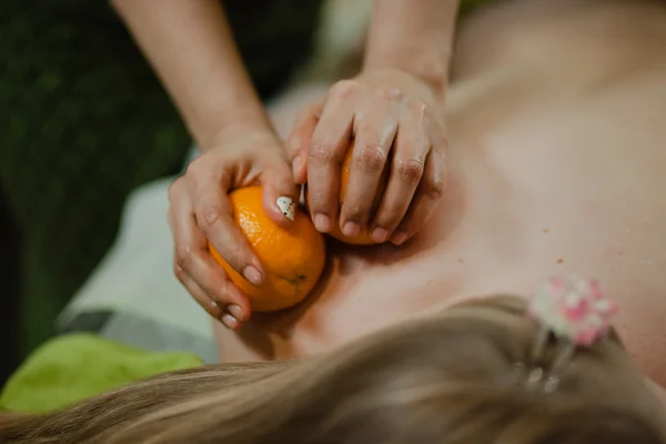 Massage mit Orangen — Stockfoto