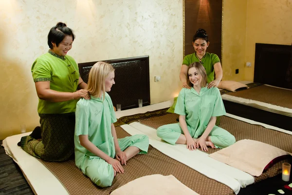 Masaj yaptırdığım genç çekici kadınlar