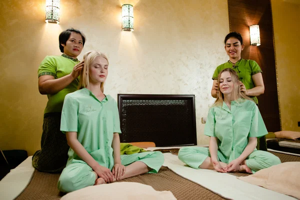 Unga attraktiva kvinnor får massage — Stockfoto