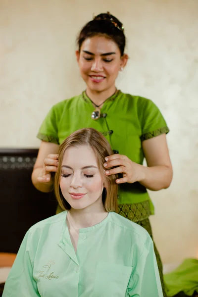 Masaj yaptırdığım genç çekici kadın