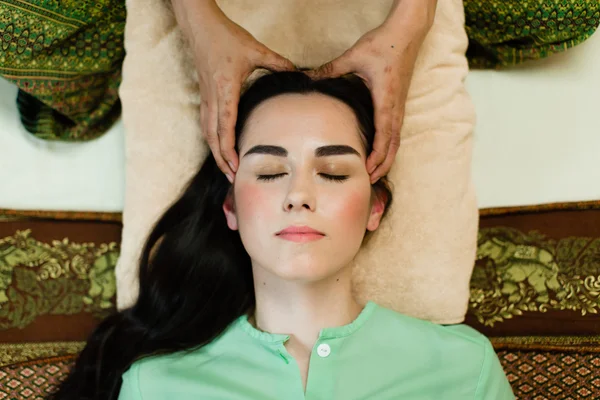 Masaj yaptırdığım genç çekici kadın