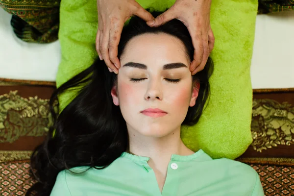 Ung attraktiv kvinna får massage — Stockfoto