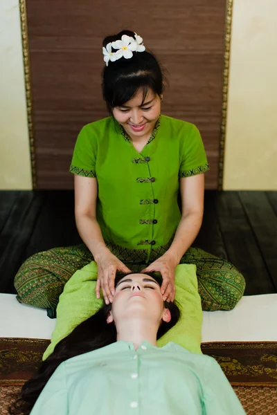 Masaj yaptırdığım genç çekici kadın