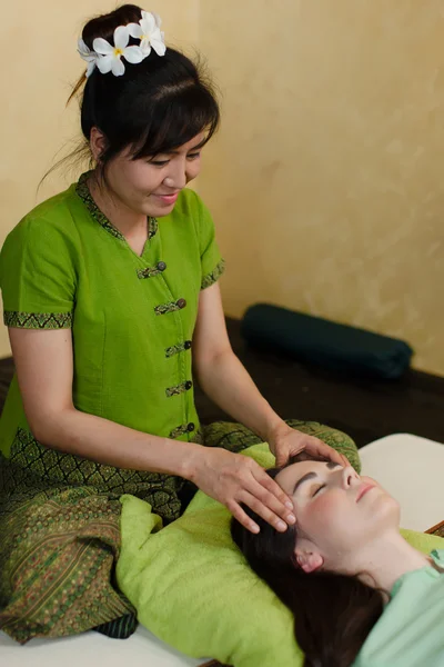 Joven atractiva mujer consiguiendo masaje —  Fotos de Stock