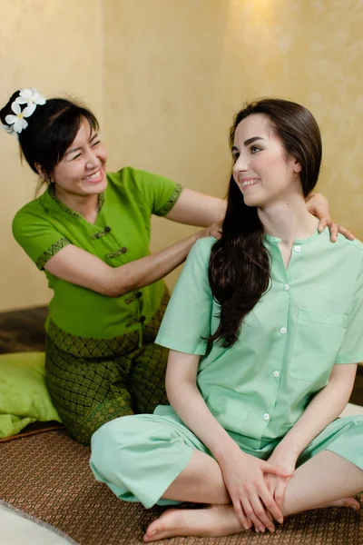 Masaj yaptırdığım genç çekici kadın