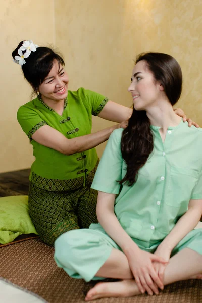 Masaj yaptırdığım genç çekici kadın