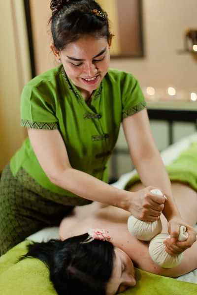 Thai urte hot pack massage Royaltyfrie stock-fotos