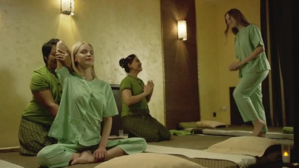 Masaje tailandés en el spa — Vídeos de Stock
