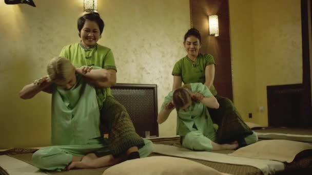 Masaje tailandés en el spa — Vídeos de Stock