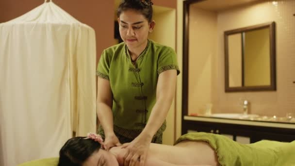 Thaise massage in spa — Stockvideo