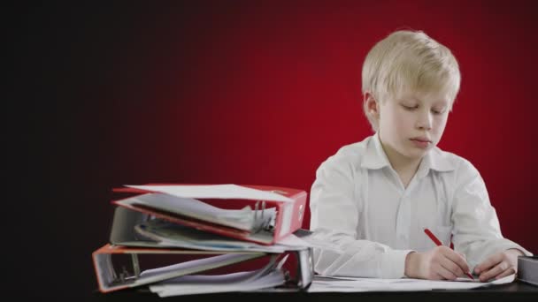 Student schreibt Stift auf Papier — Stockvideo