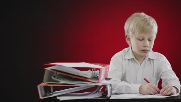 Denken student schrijven pen op papier schrijft — Stockvideo