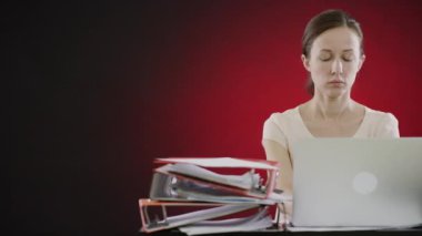 dizüstü bilgisayarda yazarak ciddi kadın