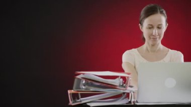 dizüstü bilgisayarda yazarak gülümseyen kadın