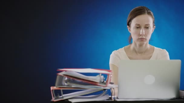 Ernstige vrouw typen op laptop — Stockvideo