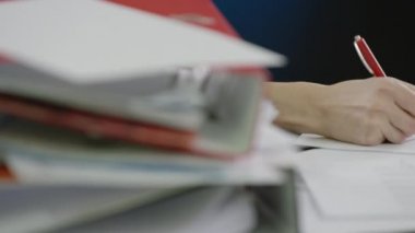 Kadın üzerinde Modern dizüstü yazma