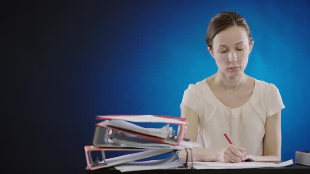 Tänkande kvinna skriva penna på papper — Stockvideo