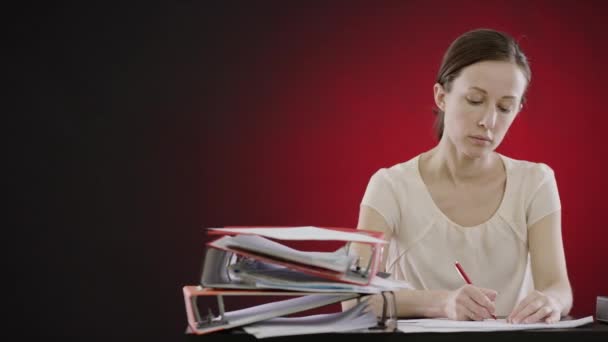 Seriöse Frau schreibt Stift auf Papier — Stockvideo