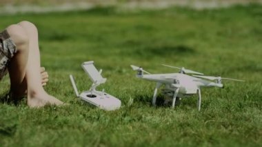Modern montaj çocuk yeşil çim çim robot. Pervaneleri üzerinde koyarak