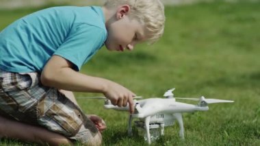 Modern montaj çocuk yeşil çim çim robot. Pervaneleri üzerinde koyarak
