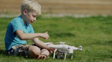 Modern montaj çocuk yeşil çim çim robot. Pervaneleri üzerinde koyarak