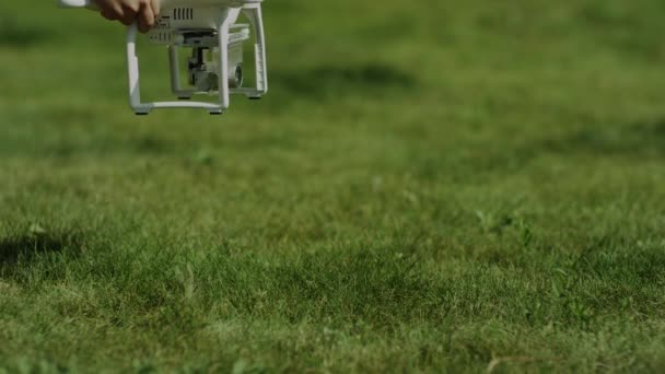Quadrocopter steht auf dem Gras. Grüner Hintergrund. Sommer — Stockvideo