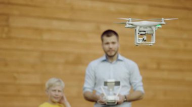 Baba oğul izlerken quadrocopter drone ile