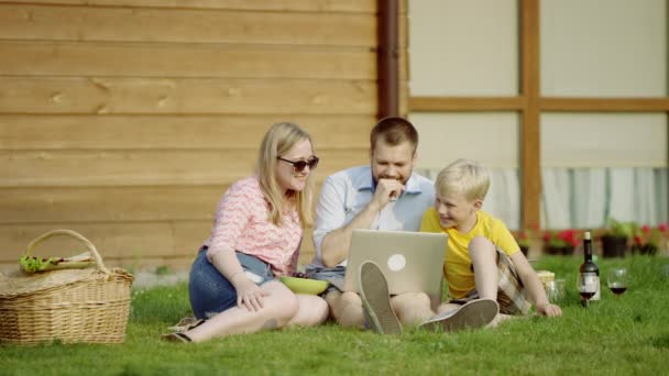 Famille s'amuser avec un ordinateur portable — Video