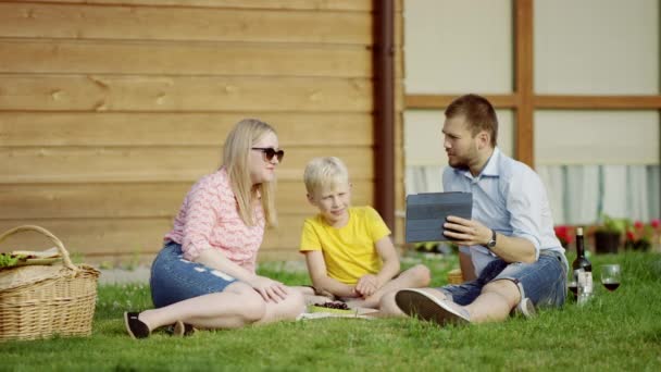 Videochat mit der Familie im Freien — Stockvideo