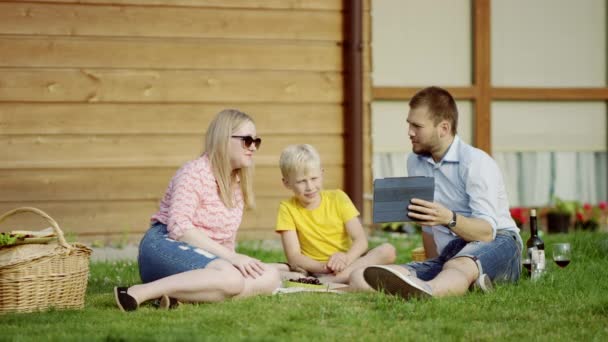 Familia chat de vídeo al aire libre — Vídeos de Stock