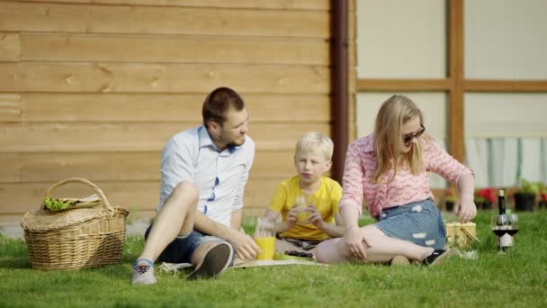 Spottar glasögon på picknick — Stockvideo