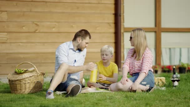 Orangensaft auf einem Picknick — Stockvideo