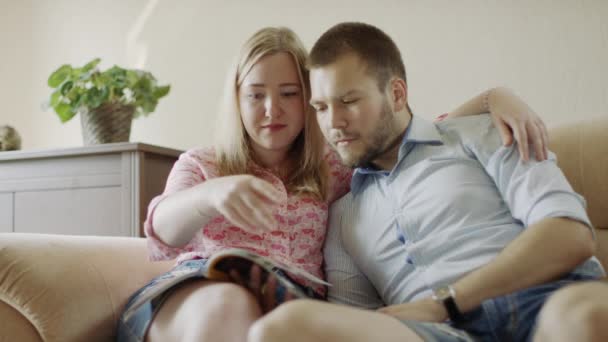 Couple watching magazine — Stock Video