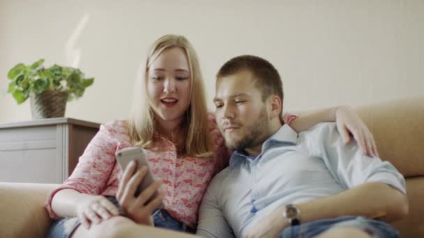Görüntülü sohbet sahip genç aile — Stok video