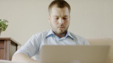 bir dizüstü bilgisayarda chat yapan adam
