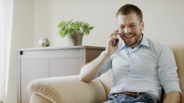 Homme sur canapé avec téléphone portable — Video