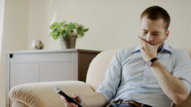 Televizyon karşısında oturan esneme