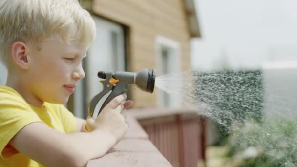 Drenken van een plant met een slang — Stockvideo